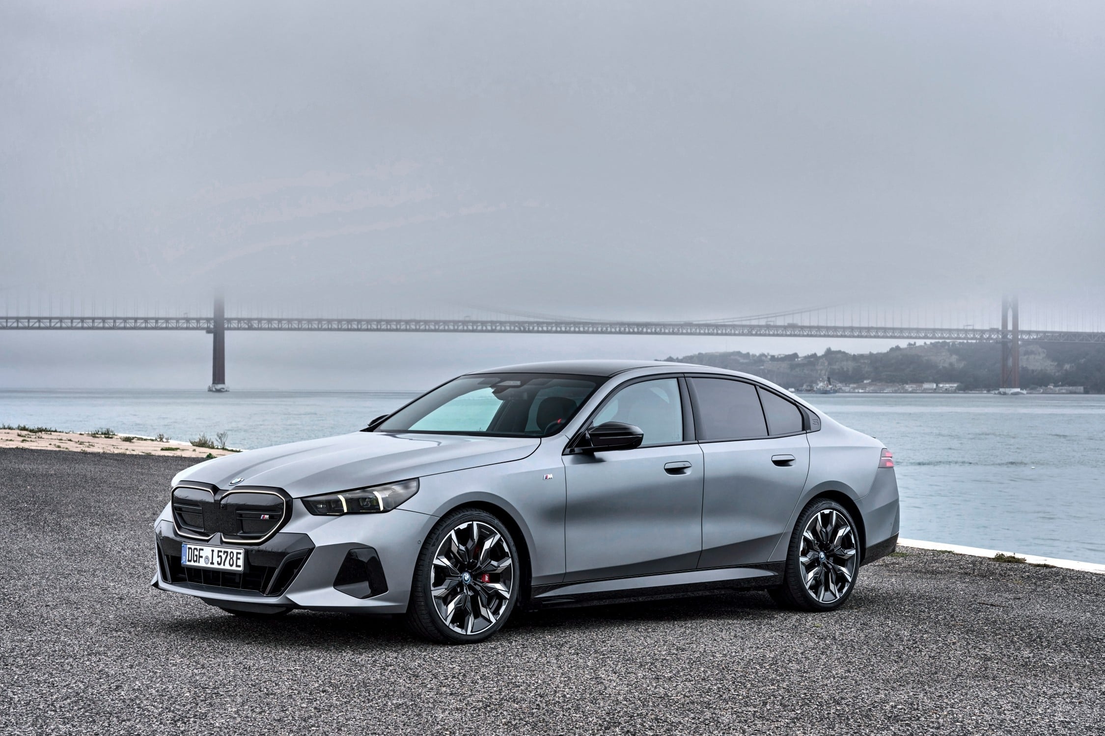 P90523134_lowRes_the-bmw-i5-m60-xdriv