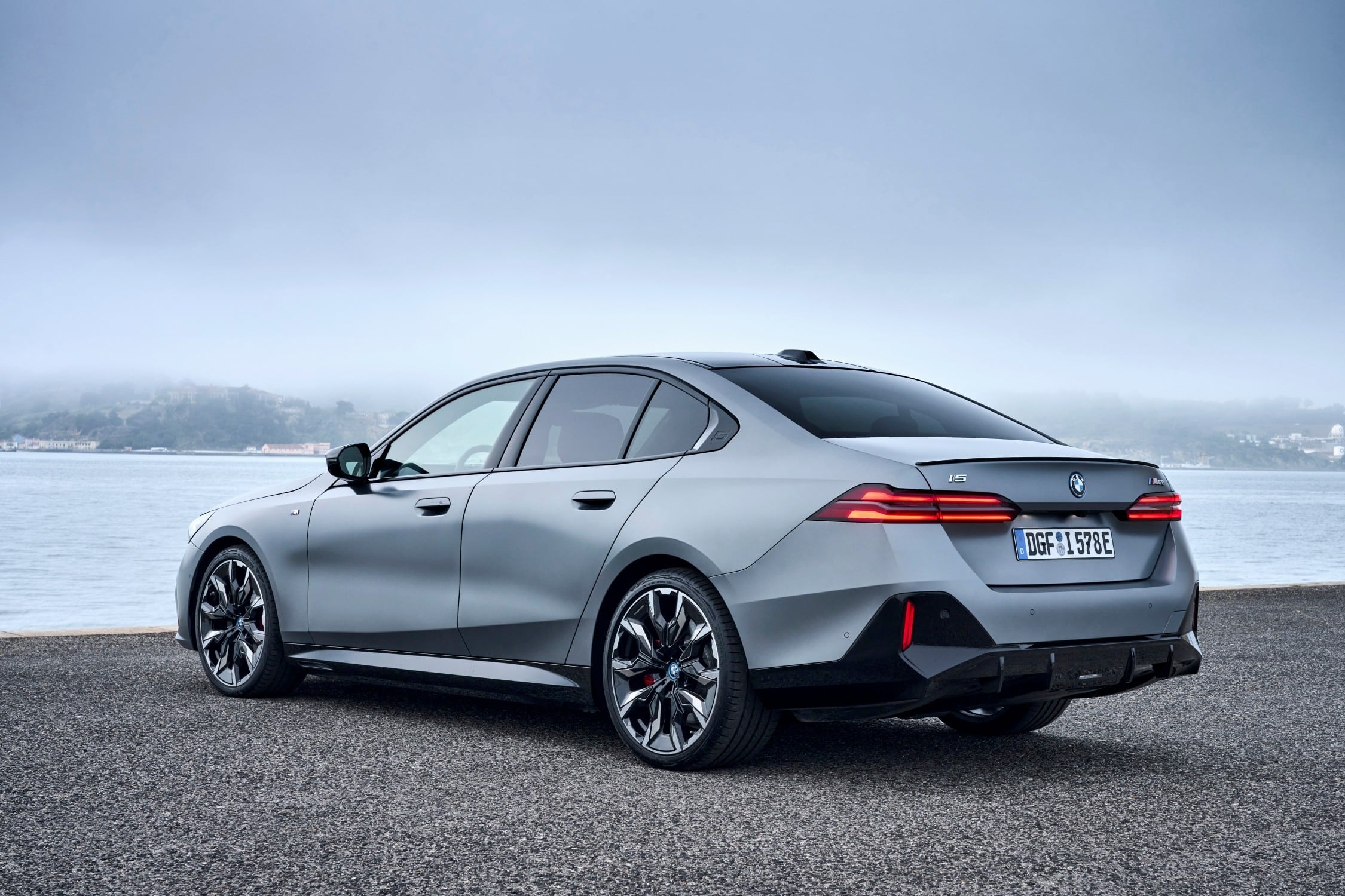 P90523140_lowRes_the-bmw-i5-m60-xdriv