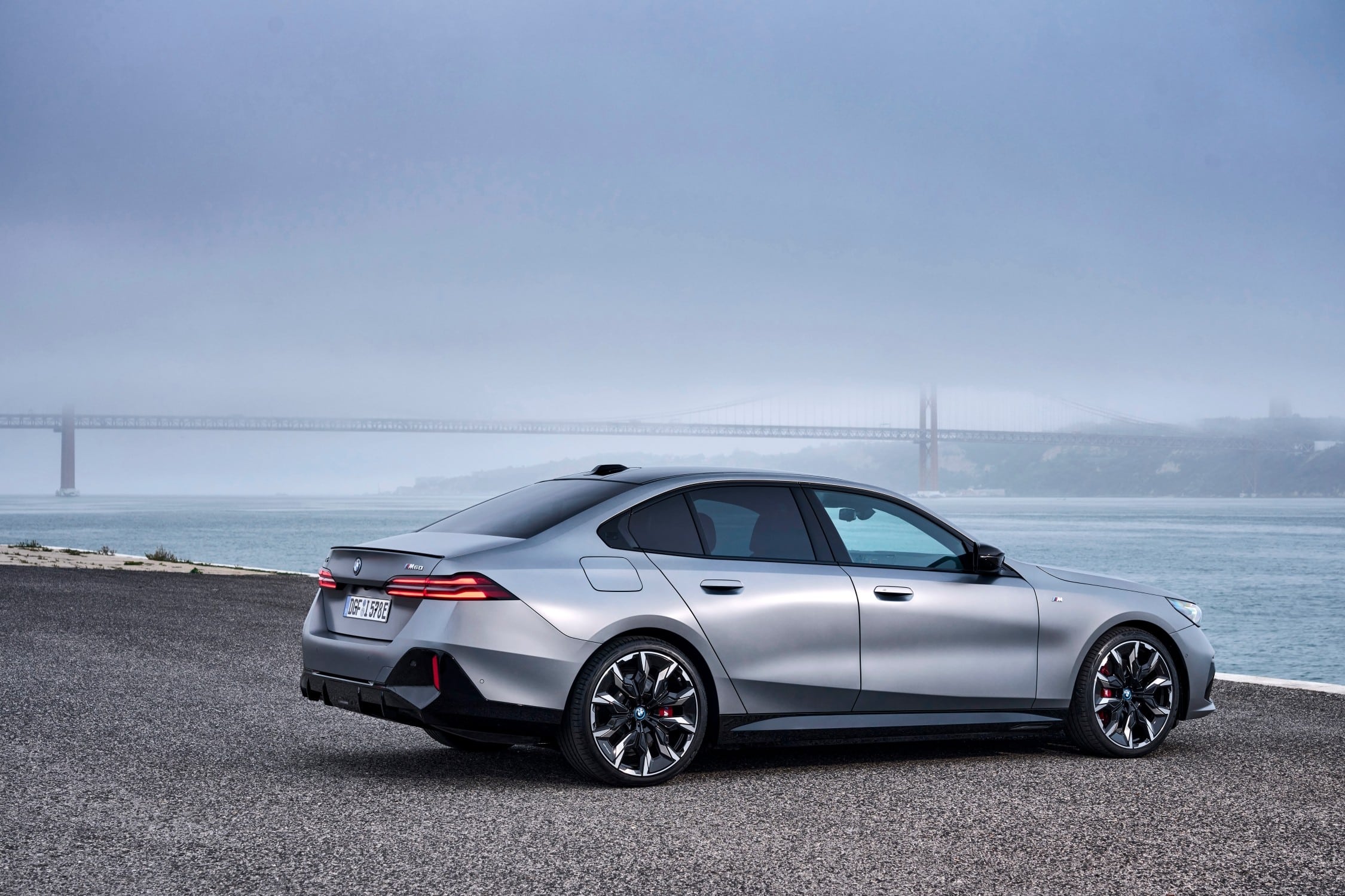 P90523142_lowRes_the-bmw-i5-m60-xdriv