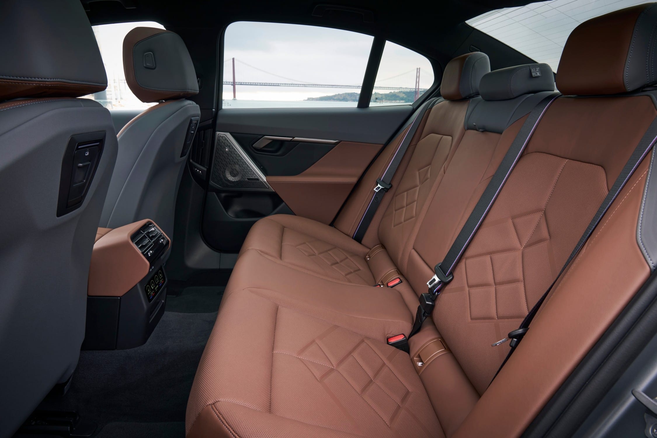 P90523173_lowRes_the-bmw-i5-m60-xdriv