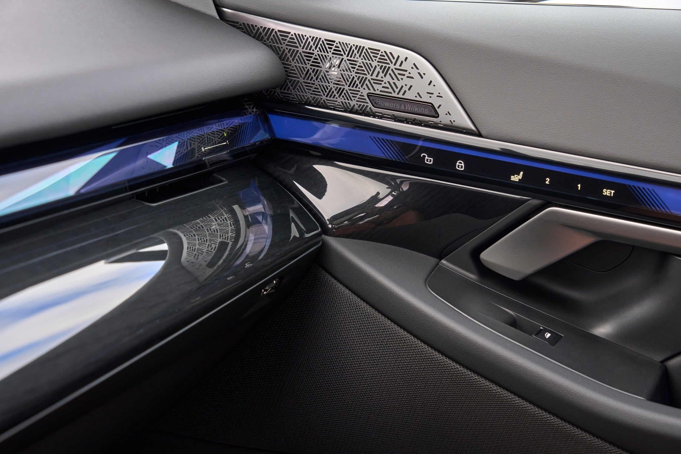 P90523175_lowRes_the-bmw-i5-m60-xdriv