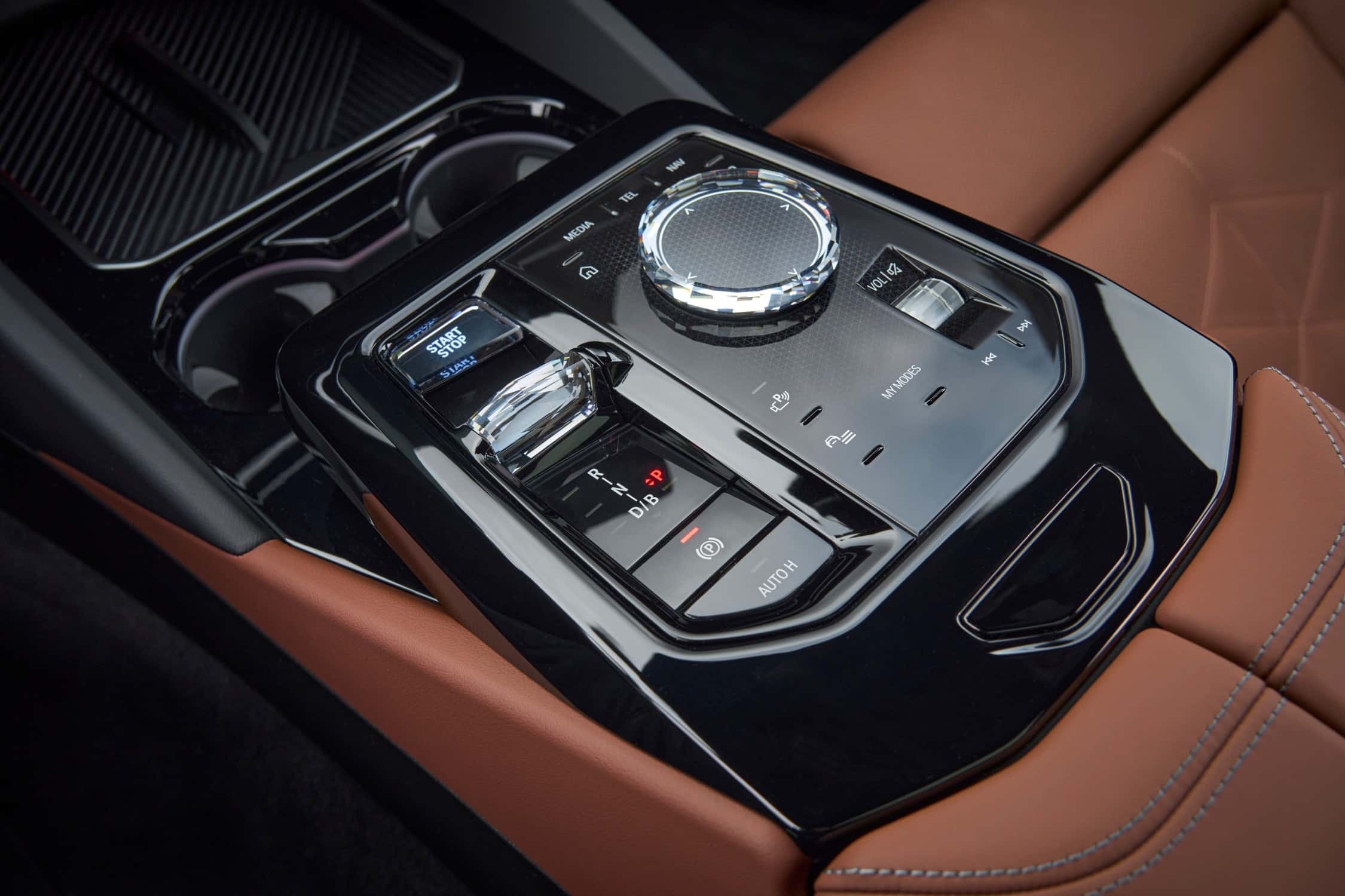 P90523179_lowRes_the-bmw-i5-m60-xdriv